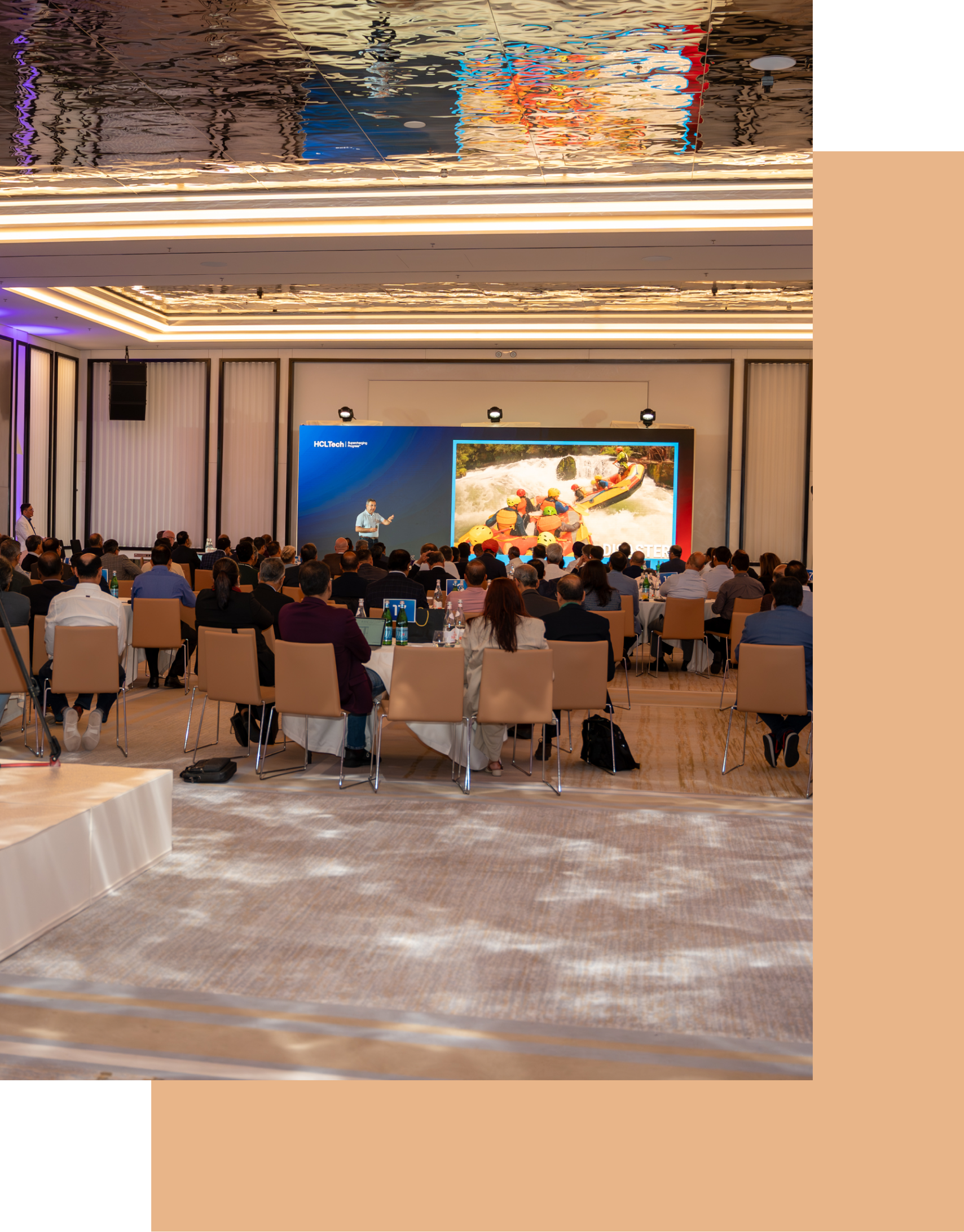 Salle de conférence avec une table en forme d'ovale