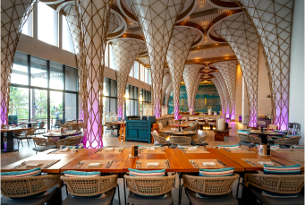 Intérieur d'un restaurant avec un haut plafond