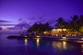 Plage avec un ciel violet