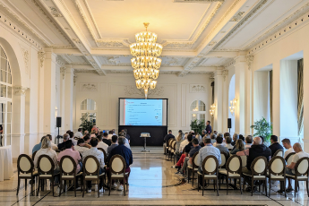 Grande salle de conférence blanche