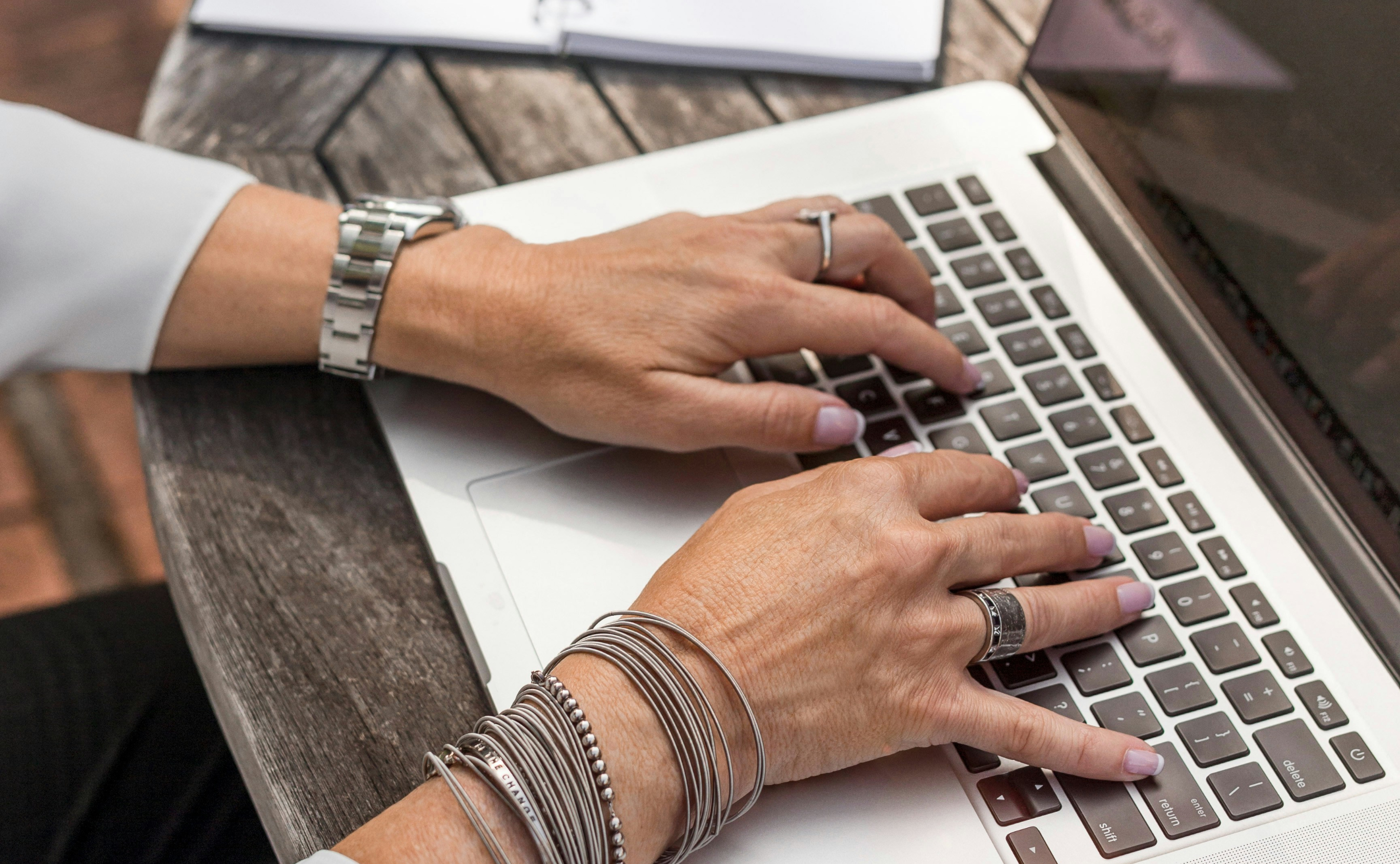 Femme utilisant un ordinateur